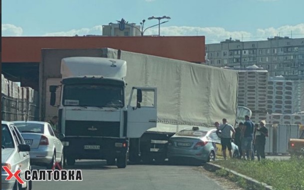 На Салтовке такси врезалось в фуру: образовалась пробка