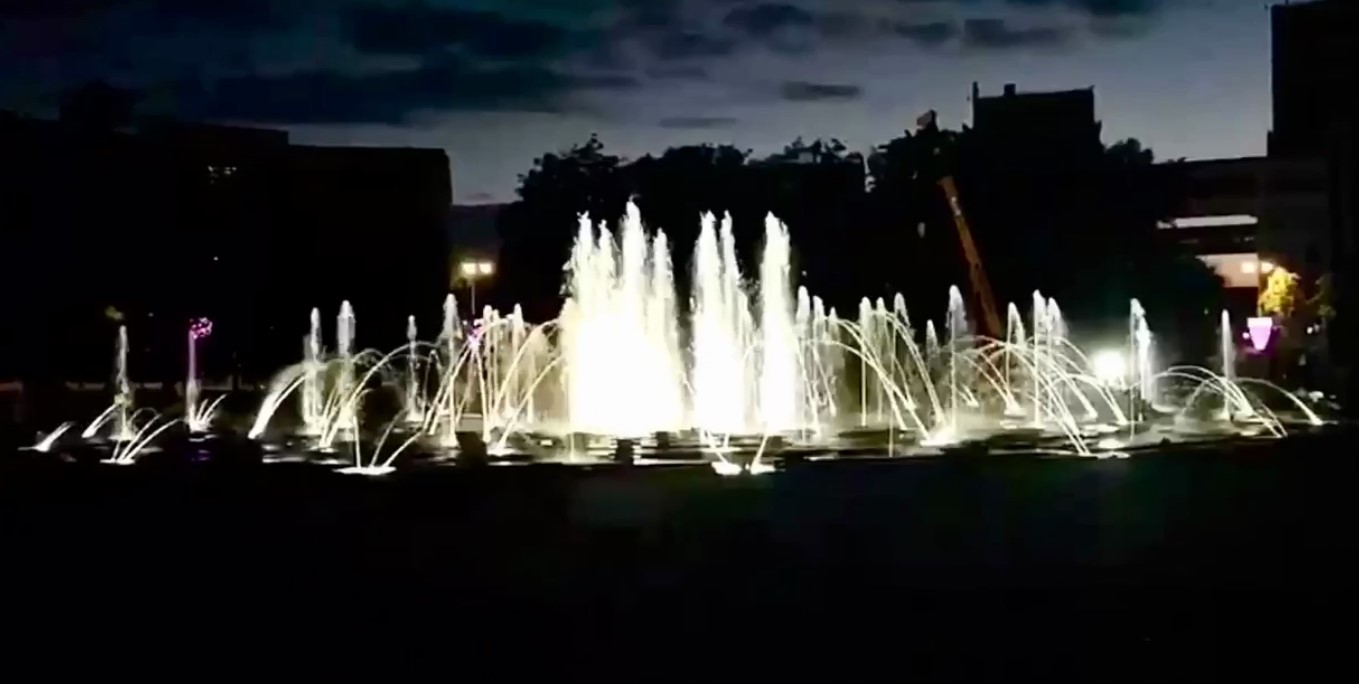 Фонтан на площади Свободы испытали ночью - Кернес