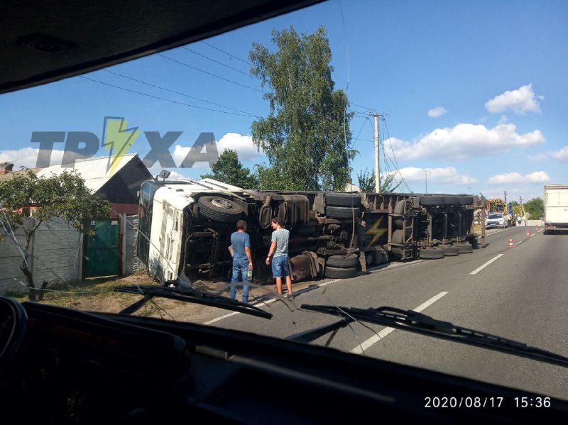 Под Харьковом перевернулась фура (фото)