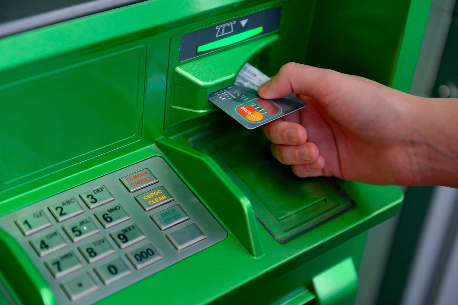В Харькове воровали деньги из банкоматов с помощью скотча