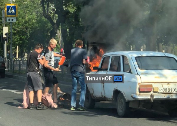 На Московском горит машина, на дороге - пробка (фото)