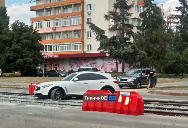 В Харькове машина застряла в щебенке (фото)