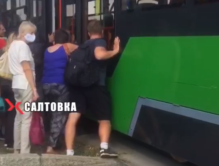 В Харькове пассажиры затолкали "дрифтанувший" трамвай на рельсы