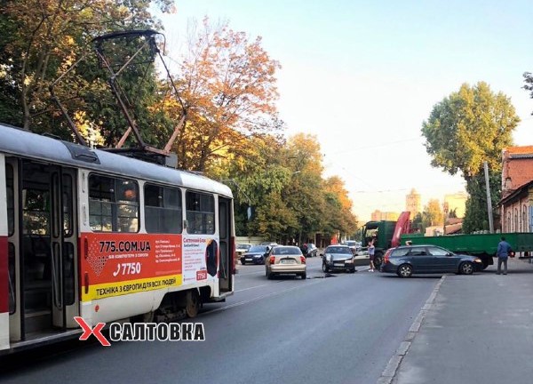 Авария в Харькове заблокировала движение трамваев (фото)