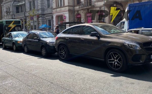 В центре Харькова - "паровозик" из трех автомобилей (фото)