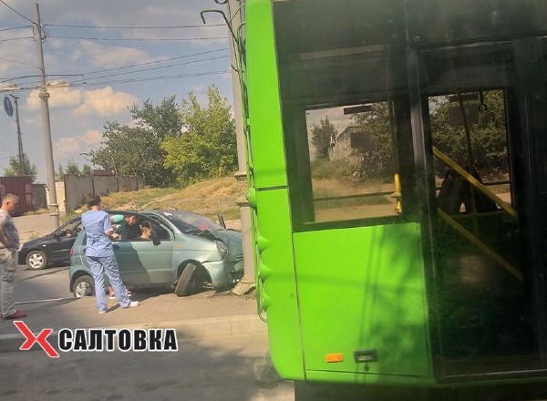 В Харькове машина влетела в столб (фото)