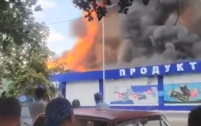 В Сахновщине горит супермаркет, слышны взрывы (видео)