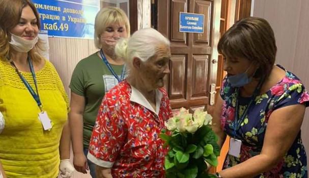 В Дергачах 102-летняя женщина получила загранпаспорт