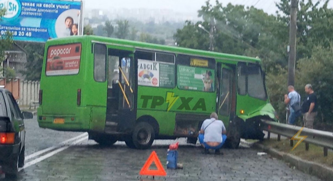 На Жилярди маршрутка врезалась в бордюр