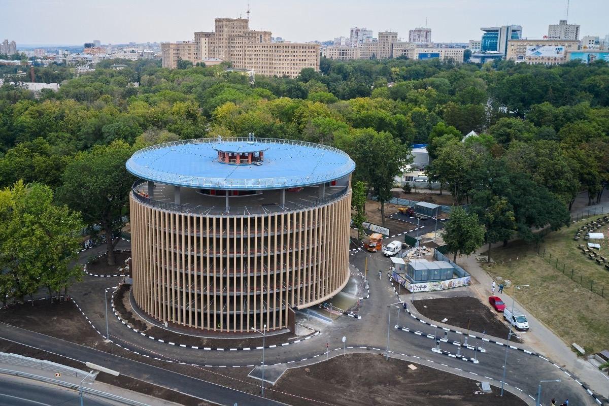 В саду Шевченко достроили новый паркинг