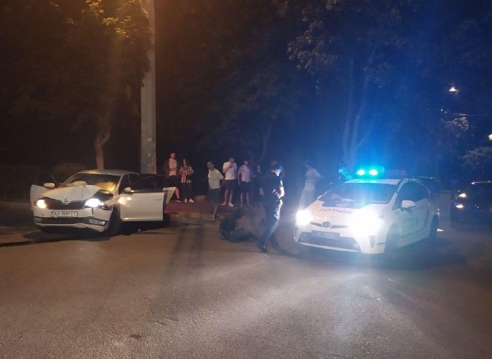 В Харькове машина, уходя от полиции, врезалась в столб