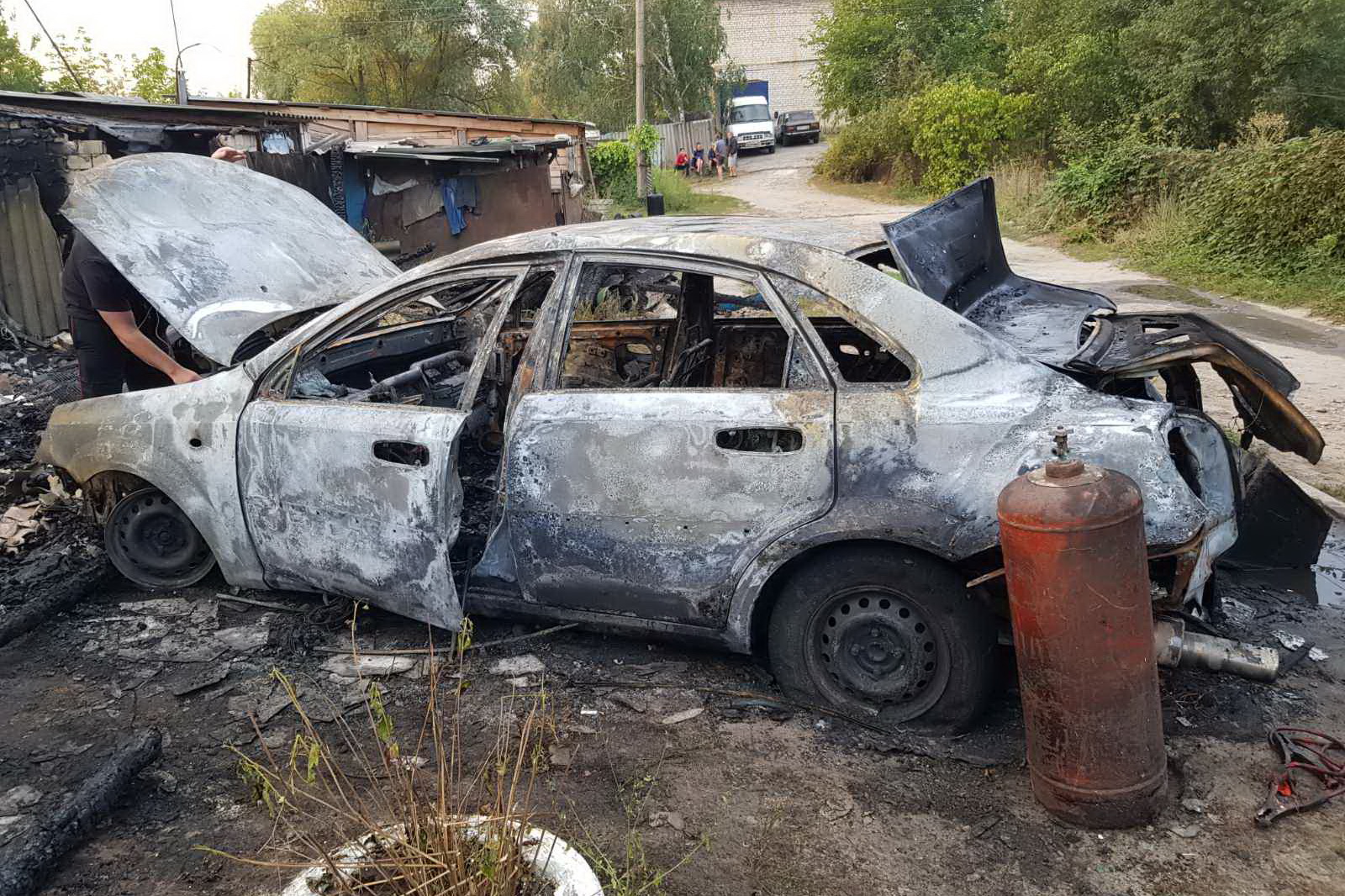 Под Харьковом загорелся автомобиль: огонь перебросился на постройки (фото)