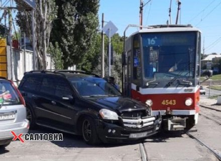 Возле "Барабашово" трамвай столкнулся с автомобилем (фото)