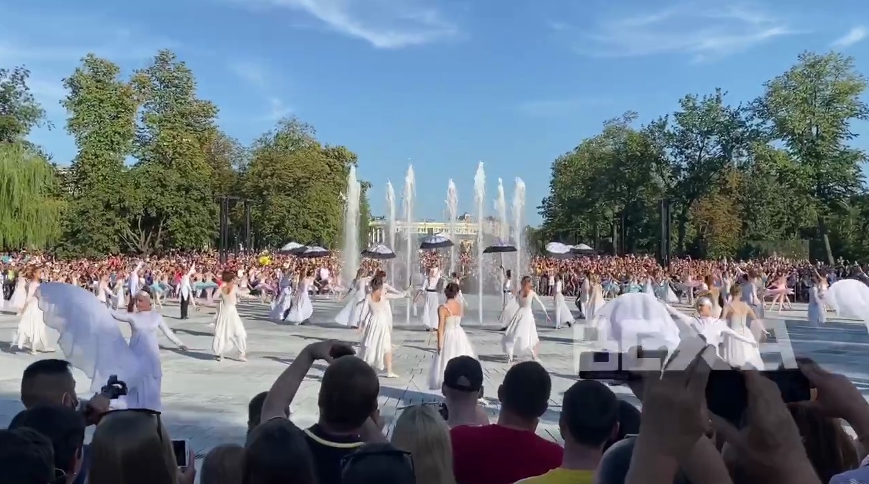 На площади Свободы открыли фонтан (видео)