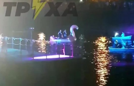 Харьковчане плыли по реке на гигантском фламинго (видео)