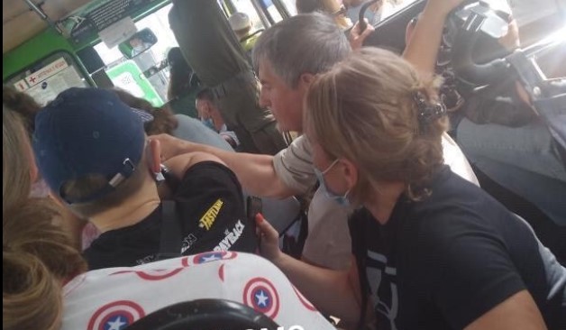 В харьковской маршрутке пассажиры прятались от полиции