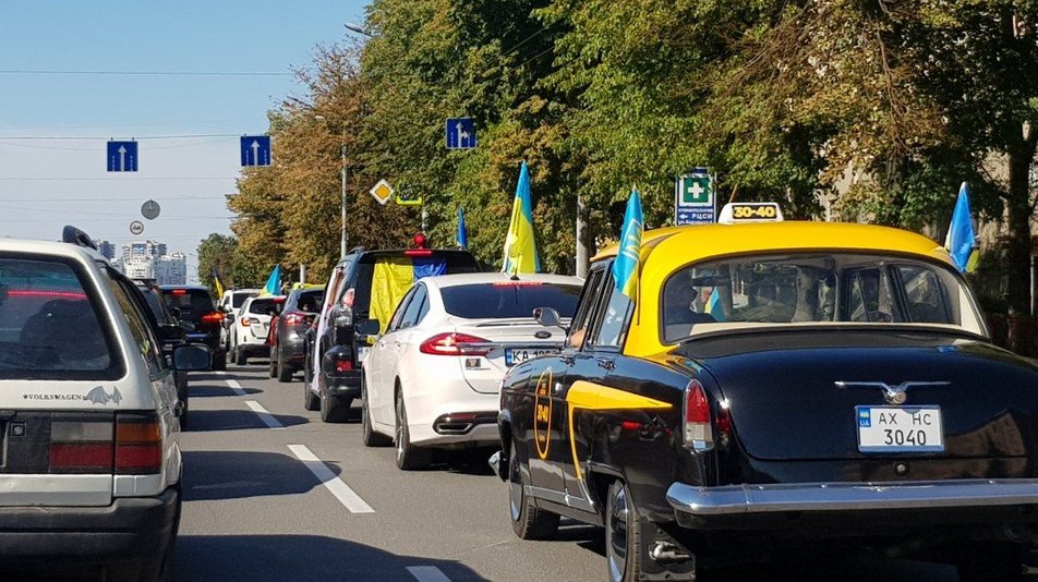 По центру Харькова проехала колонна машин с флагами (фото)