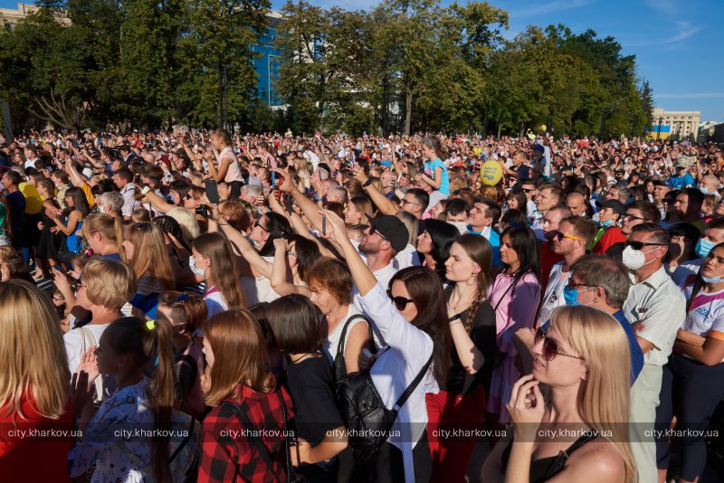"Оранжевая" зона: на праздничные мероприятия пришли десятки тысяч харьковчан