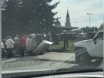 Авария в центре: автомобиль перевернулся (видео)