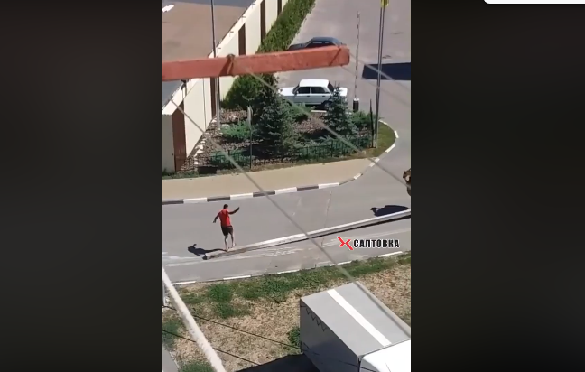 В Песочине мужчина прокатился на фонарном столбе (видео)