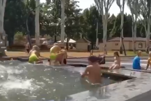 Харьковчане продолжают купаться в фонтанах (видео)