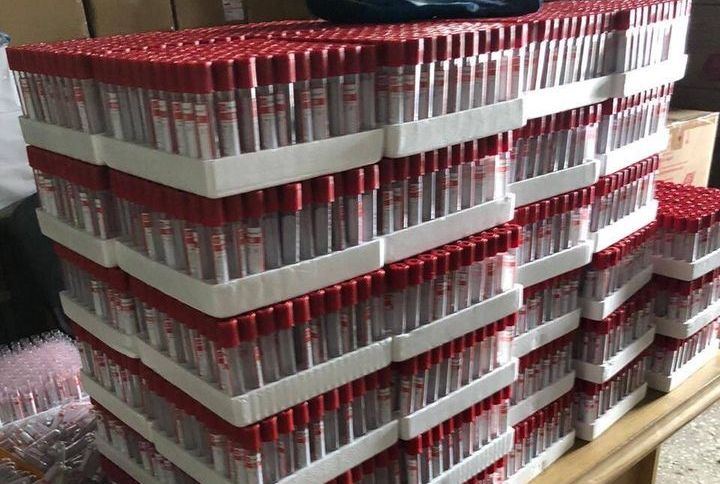 Под Харьковом нашли сотни тысяч фальшивых наборов для тестов на коронавирус (фото)