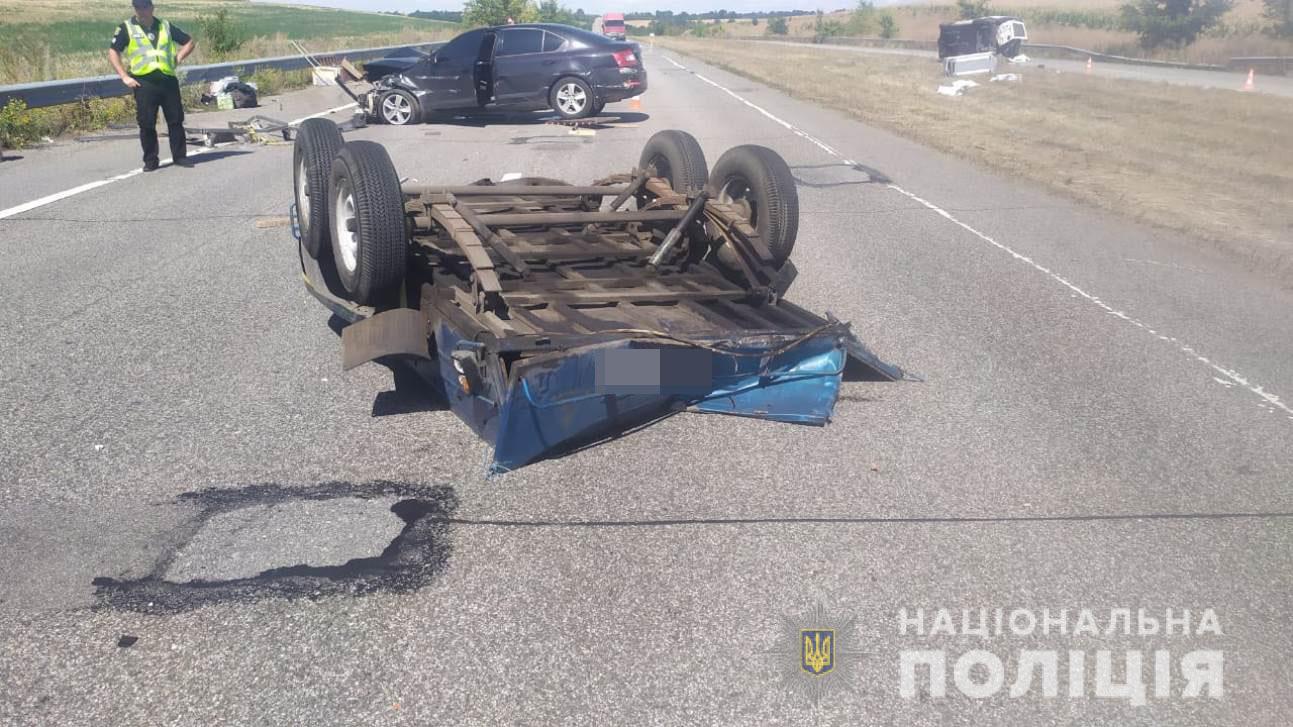 Перевернувшиеся машина и прицеп: подробности аварии под Харьковом (фото)