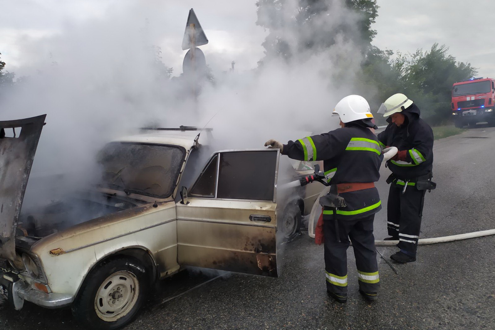 В Валках на ходу полыхнула машина