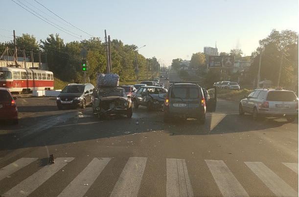 На Салтовке - тройное ДТП, собралась пробка
