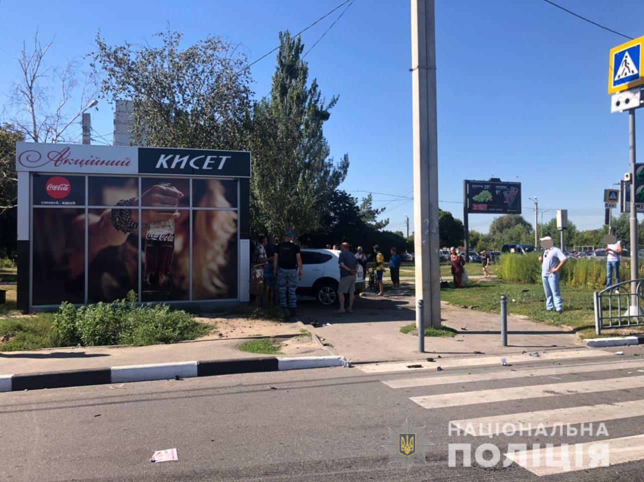 Авария на Салтовке: машина врезалась в киоск, двое пострадавших (фото)