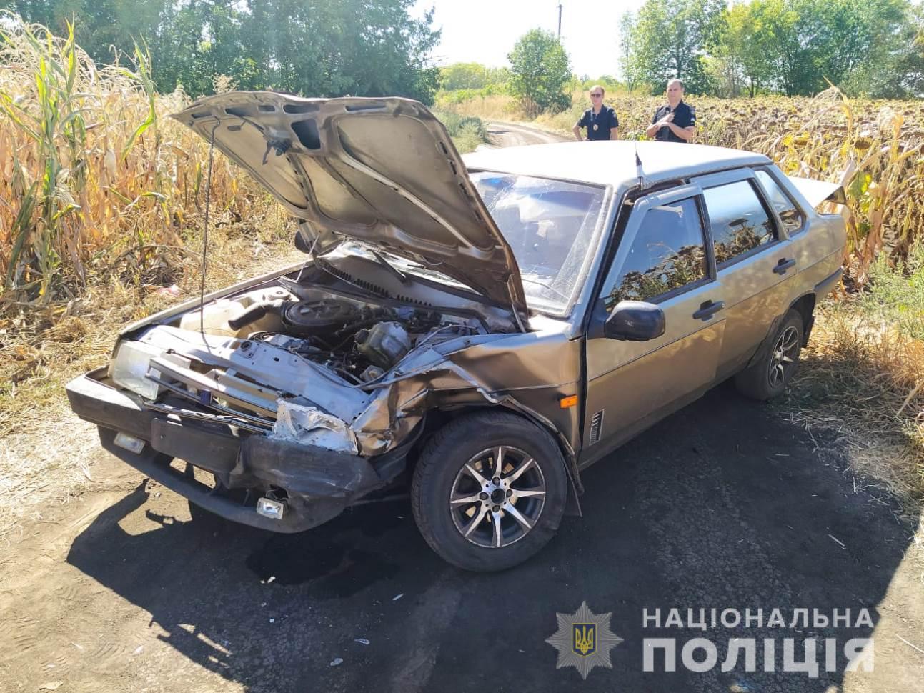 На грунтовке посреди поля столкнулись машины: есть пострадавшие (фото)