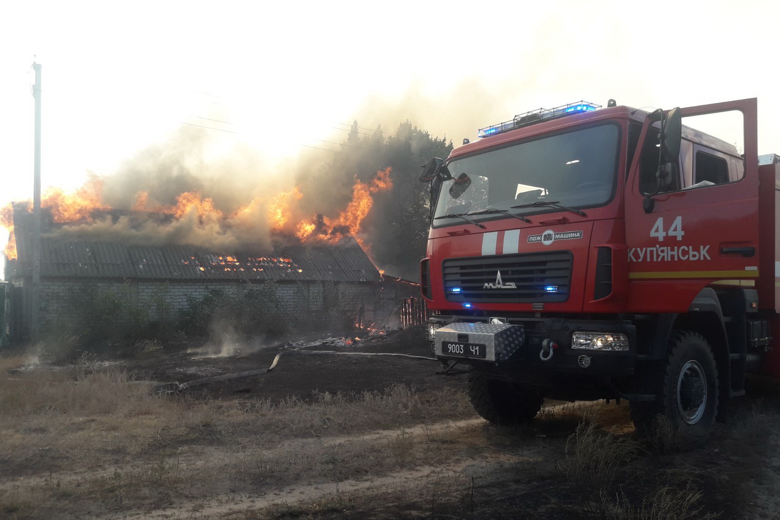 Пожар в Двуречанском районе: задействована авиация, эвакуированы 50 человек (видео)