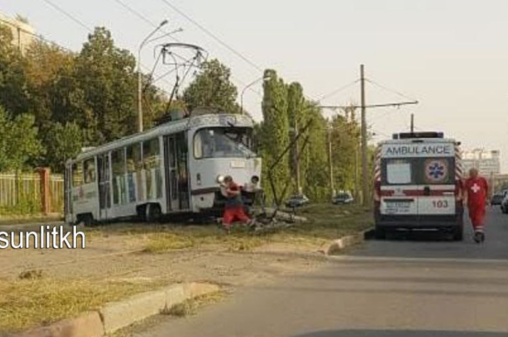 На Морозова трамвай снес столб (фото)