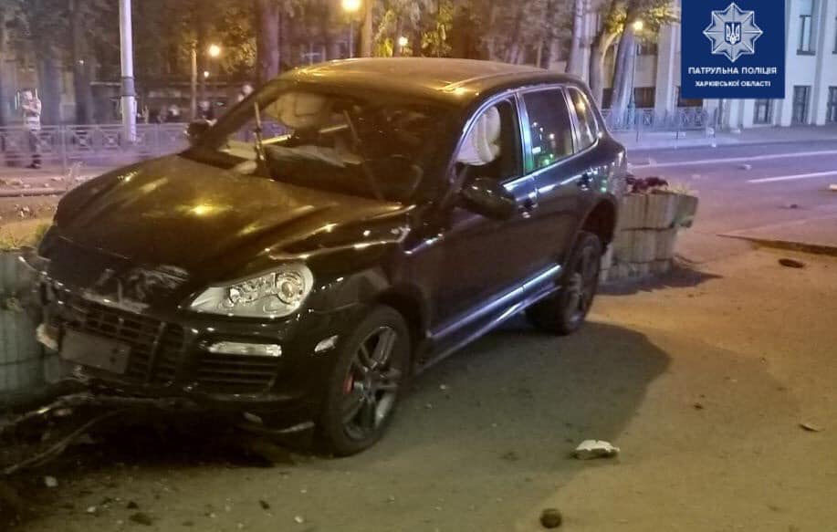Водитель Porsche, который снес клумбу в центре, сбежал с места ДТП