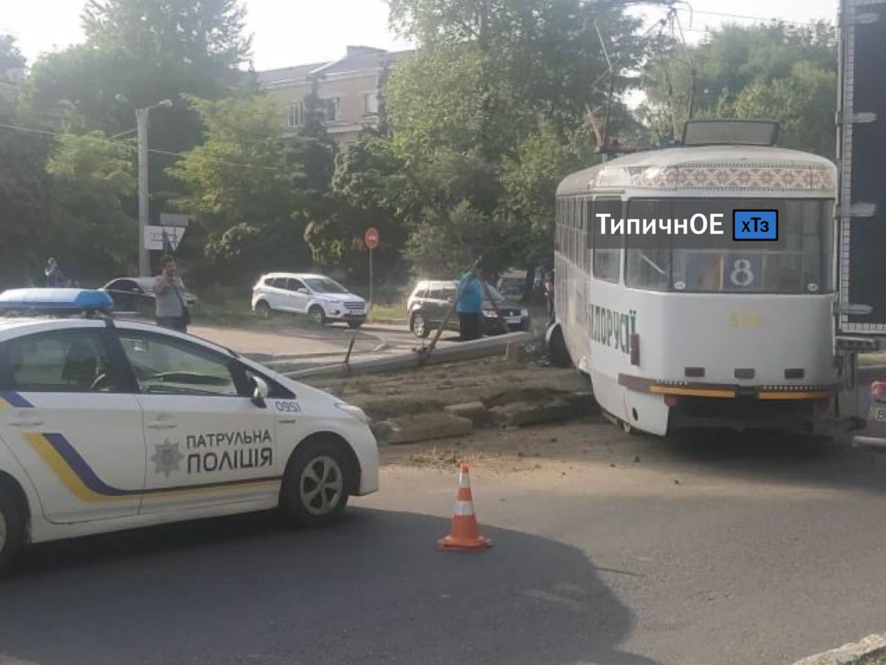 Снесенный столб на Морозова: есть пострадавшие, трамваи не ходят (фото, видео)