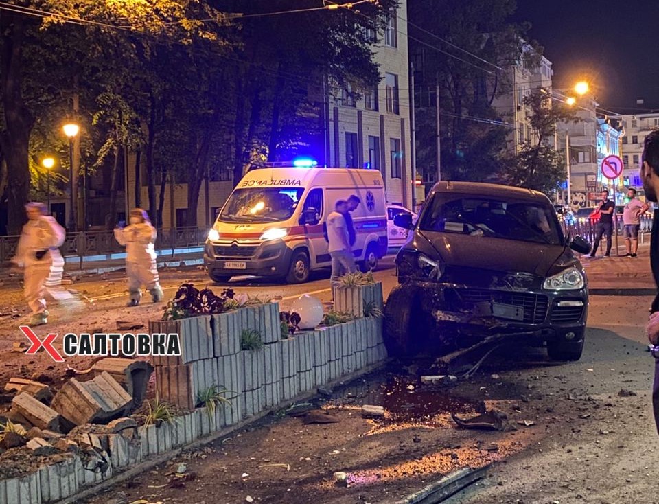 В Сети появилось видео момента ДТП, когда Porsche снес клумбу