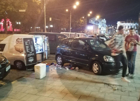 В центре машина вылетела с дороги на тротуар (фото)