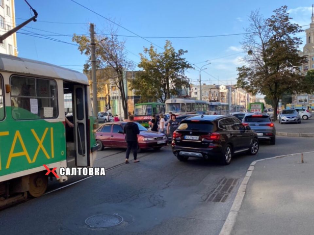 Авария в Харькове заблокировала движение трамваев (фото)