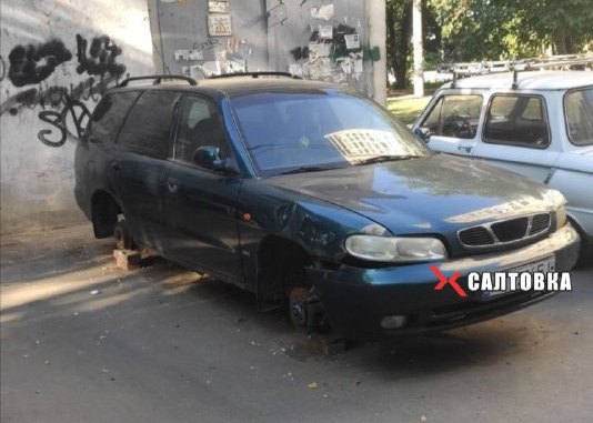 В Харькове еще с одной машины сняли колеса (фото)
