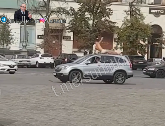 В Харькове полуголый мужчина катался на крыше автомобиля (видео)