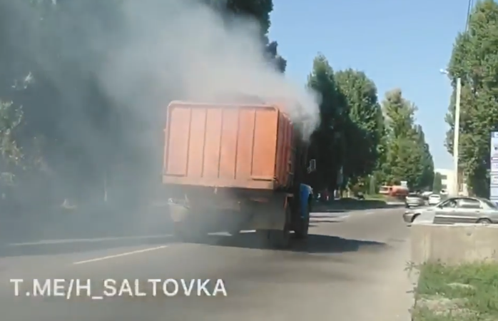 В Харькове на ходу задымился мусоровоз (видео)