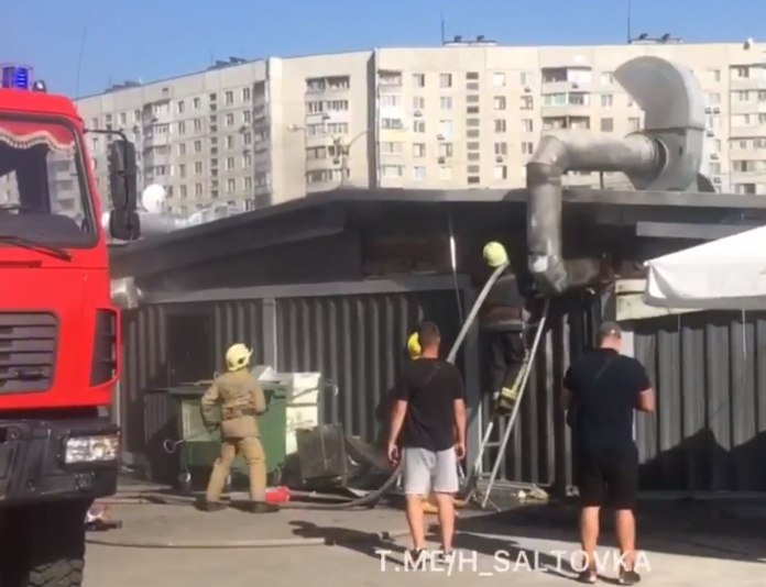 На проспекте Победы загорелся магазин (видео)