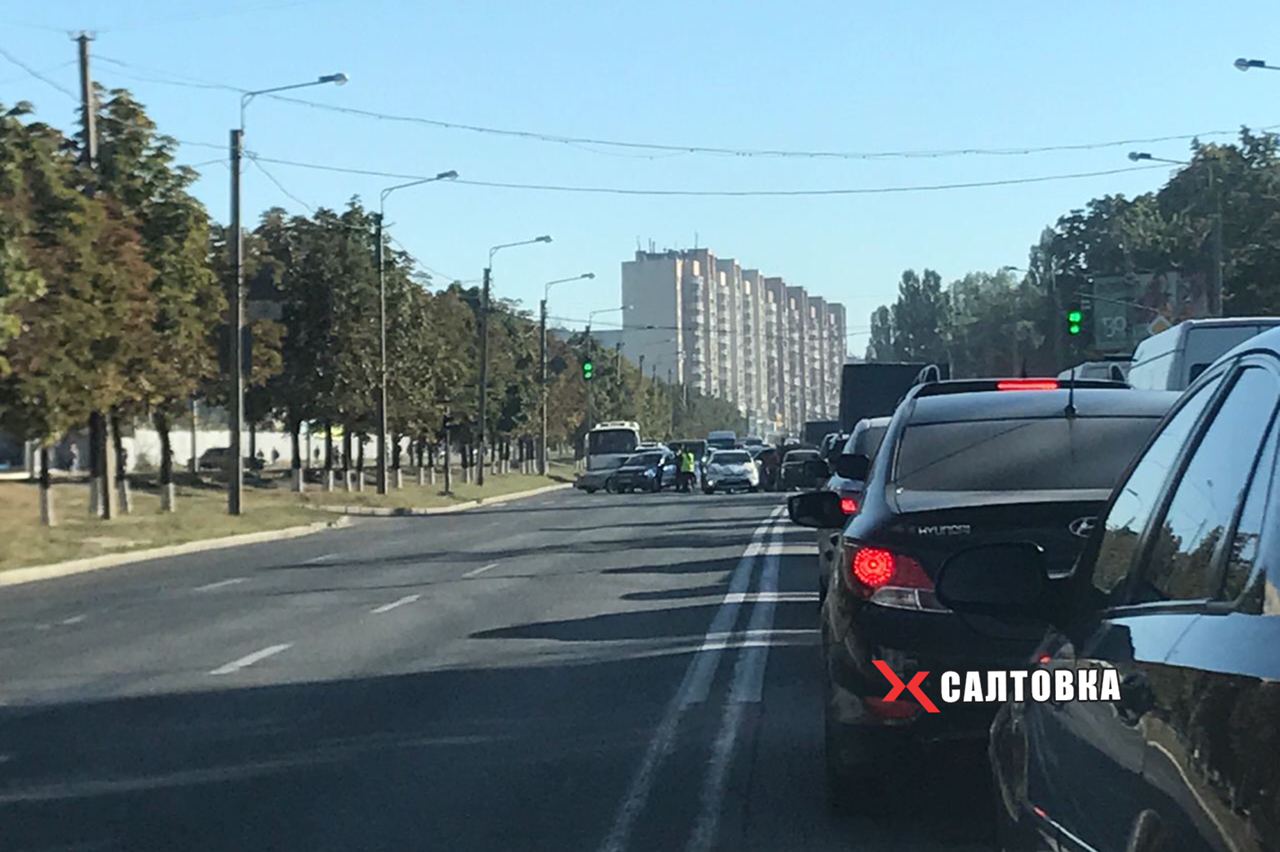 На Полтавском шляхе - тройное ДТП, собралась пробка (фото)