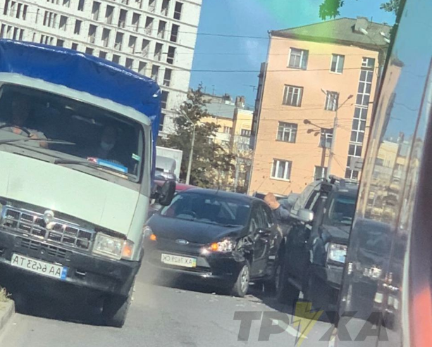 Авария на Московском перекрыла дорогу (фото)