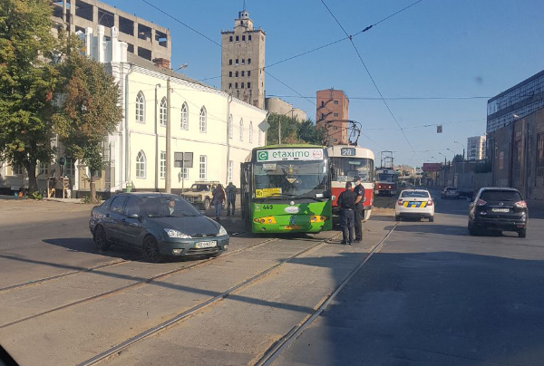 В Харькове столкнулись трамвай и маршрутка (фото)