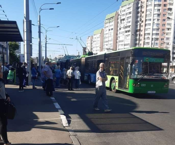 В Харькове остановились троллейбусы из-за "лишних" пассажиров