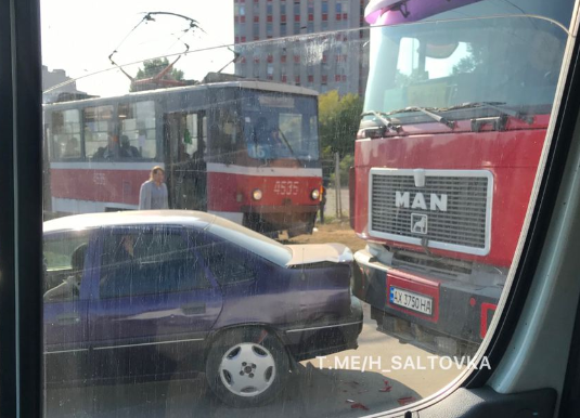 На Салтовке авария заблокировала движение трамваев (фото)