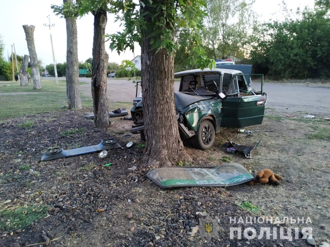 Под Харьковом машина врезалась в дерево: есть погибший (фото)