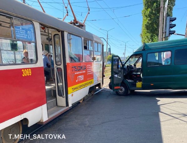 В Харькове - авария с трамваем; движение заблокировано (фото)
