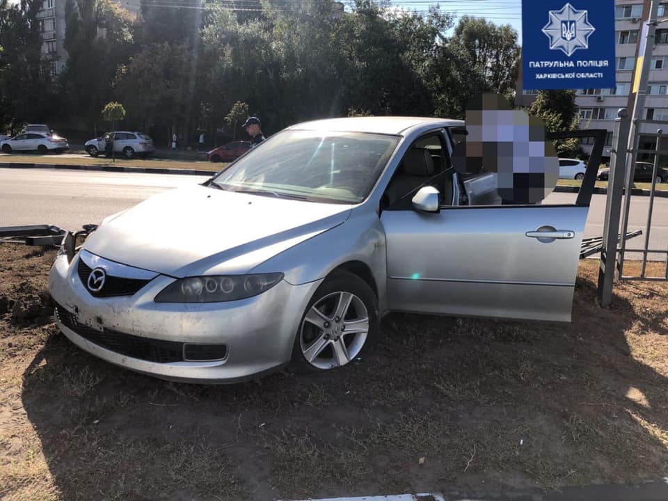 На Гагарина Mazda снесла забор: подробности